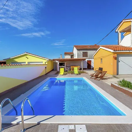 بيت للعطل In With Private Pool