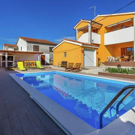 With Swimming Pool Ferienhaus